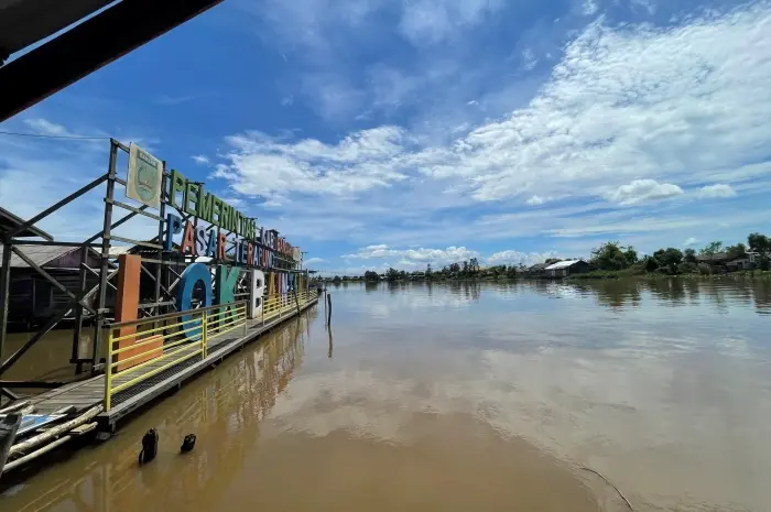 Shopping Destination at Lok Baintan Floating Market, Banjarmasin